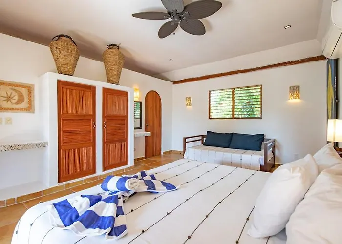 Hébergement de vacances Beachfront With Private Pool Access Balcony With Ocean Views Patio - Belleza